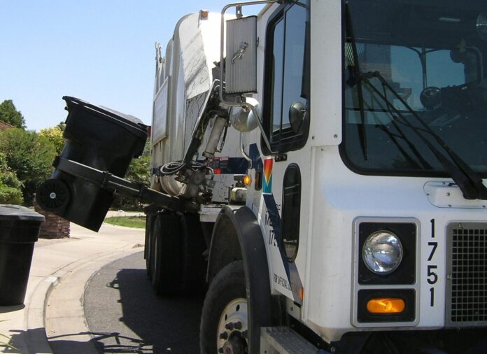 Automated curbside collection truck lifts tote